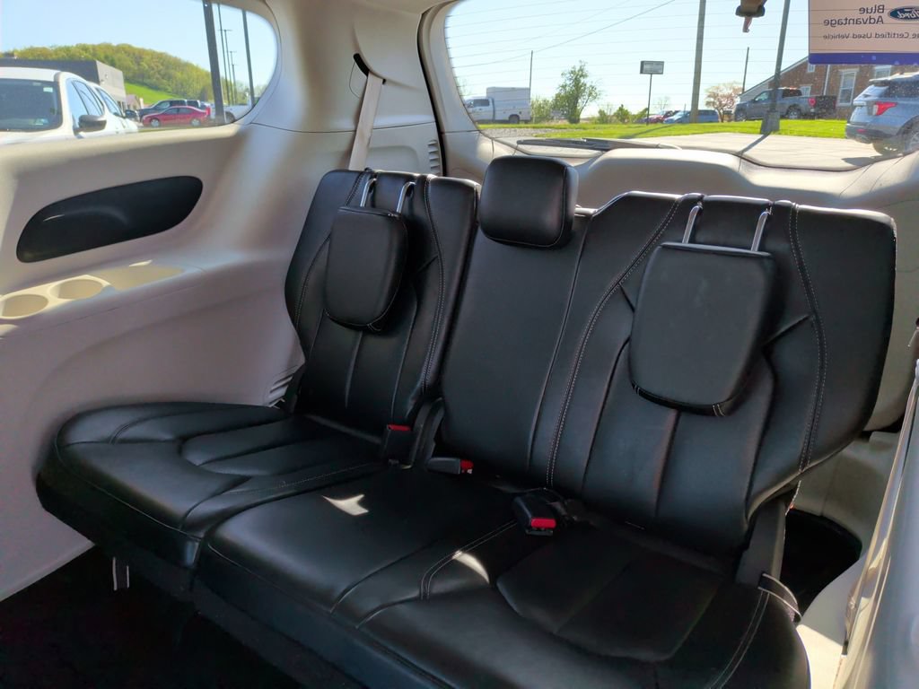 Used 2023 Chrysler Pacifica Touring-L FWD image 18