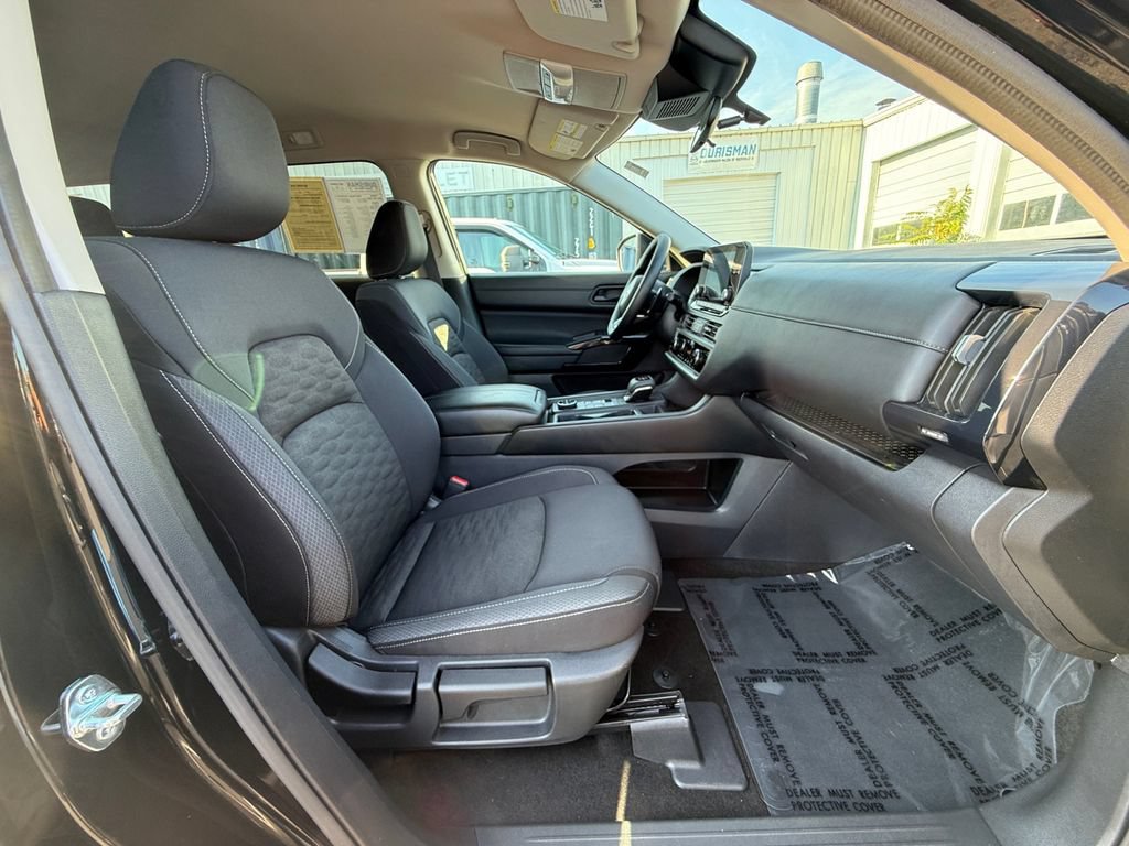 Used 2025 Nissan Pathfinder S AWD/4WD image 25