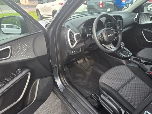 Used 2025 Kia Soul LX w/ LX Technology Package FWD image 4