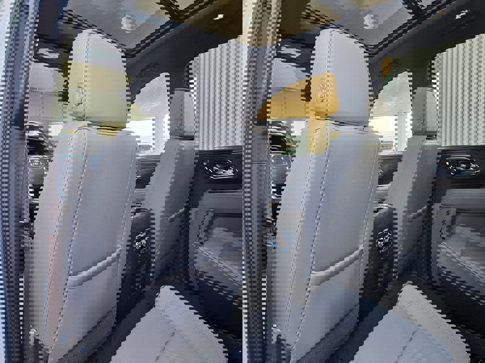 Used 2022 GMC Yukon XL SLT w/ SLT Premium Package image 24