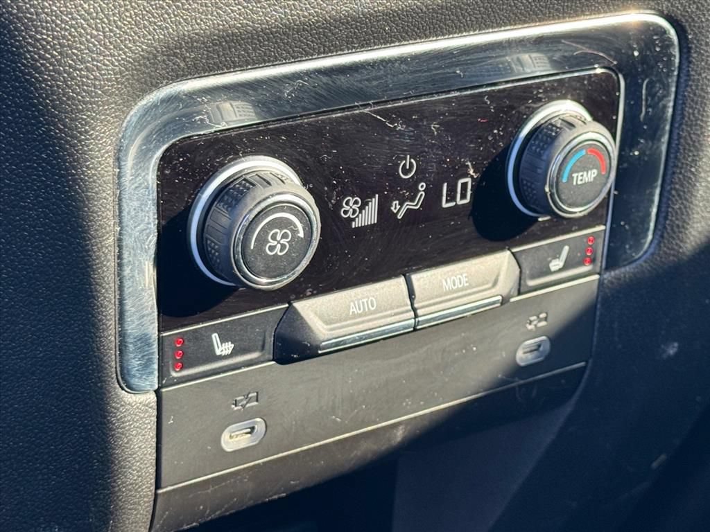 Used 2022 Chevrolet Suburban Premier AWD/4WD image 15