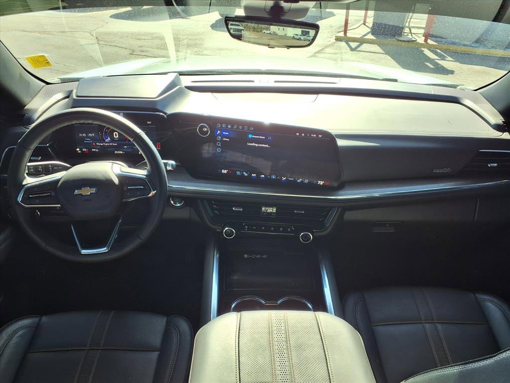 Used 2025 Chevrolet Suburban High Country image 3