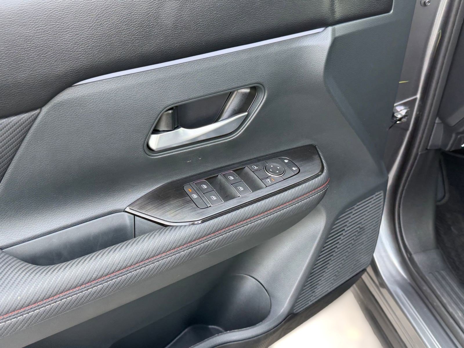 Certified 2025 Nissan Kicks SR FWD image 12
