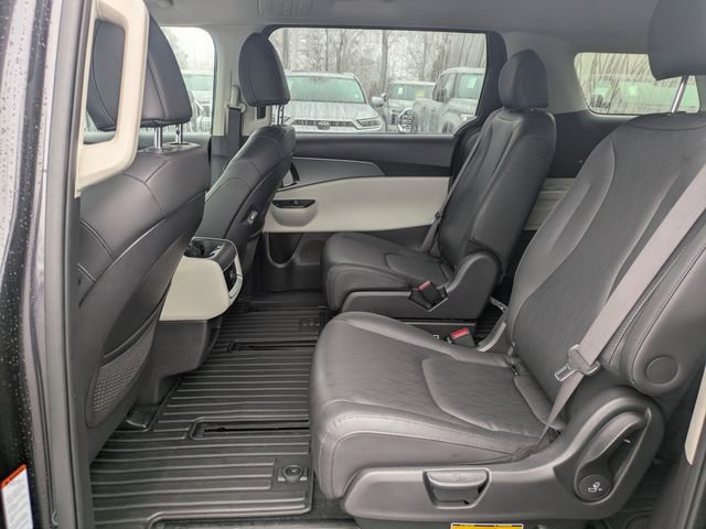 Used 2023 Kia Carnival LX image 15
