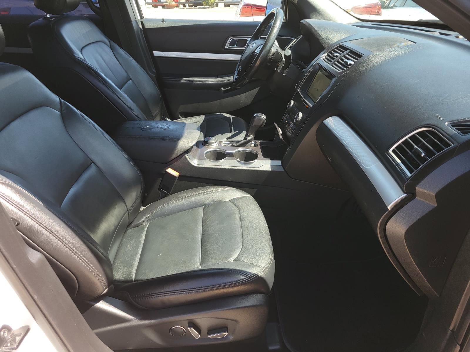 Used 2017 Ford Explorer XLT w/ Equipment Group 202A image 9