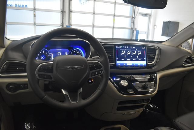 Used 2024 Chrysler Pacifica Touring-L FWD image 23