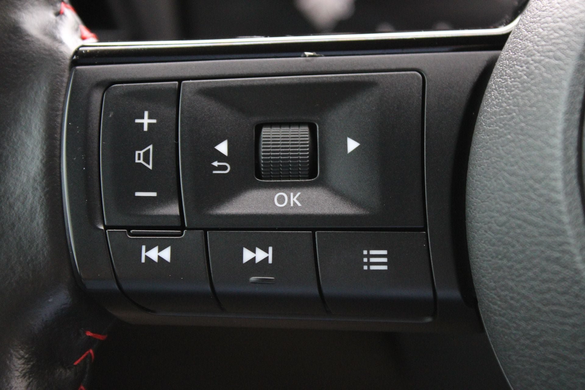 Used 2025 Nissan Kicks SR FWD image 28