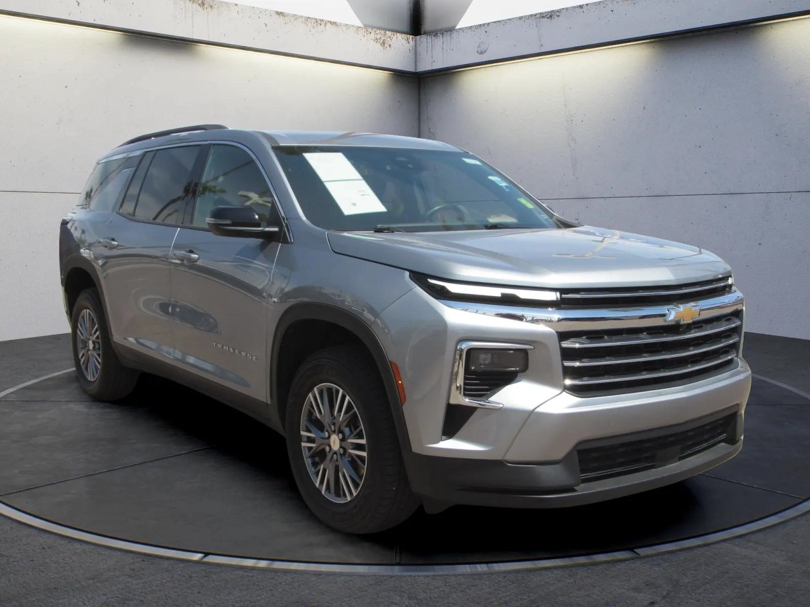 Used 2025 Chevrolet Traverse LT FWD image 2