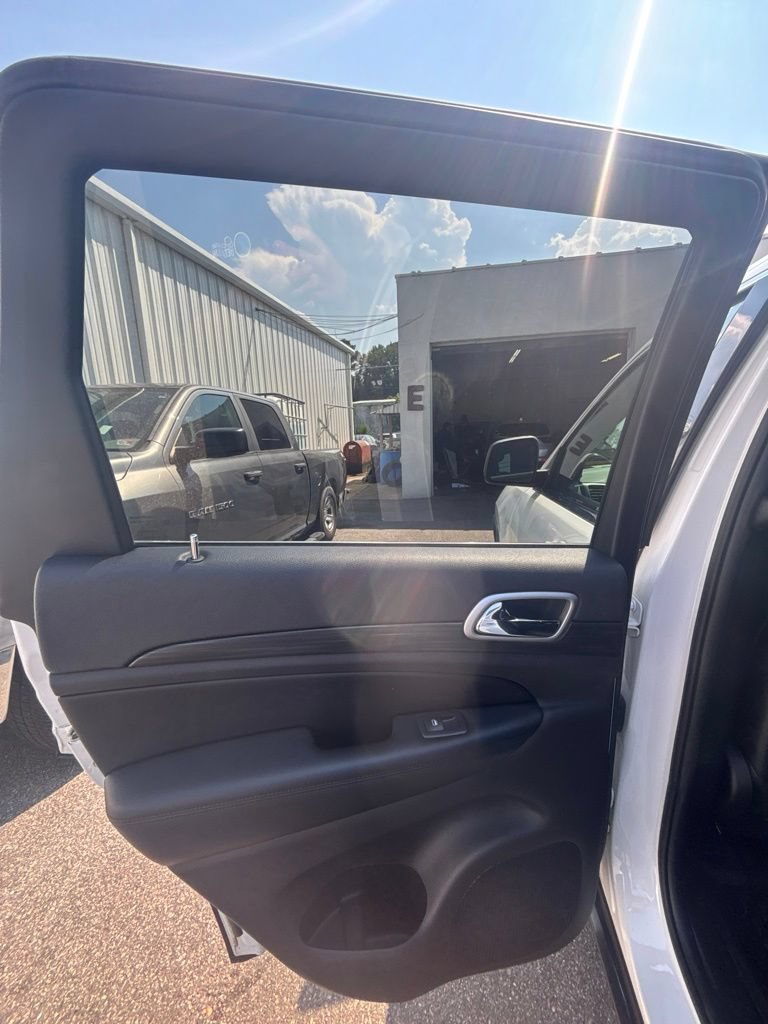 Used 2020 Jeep Grand Cherokee Laredo AWD/4WD image 16