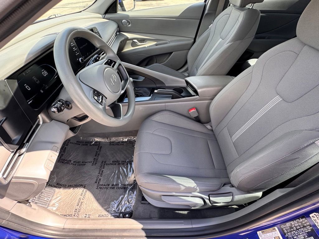 Used 2024 Hyundai Elantra SE image 17