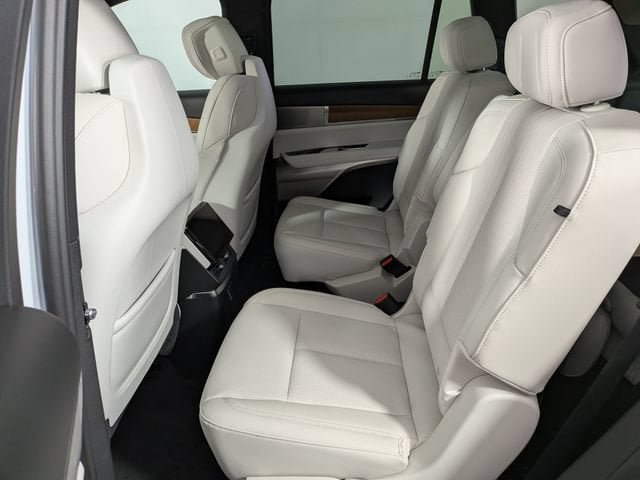 New 2027 Cadillac Vistiq Luxury w/ LPO, Floor Liner Package AWD/4WD image 28
