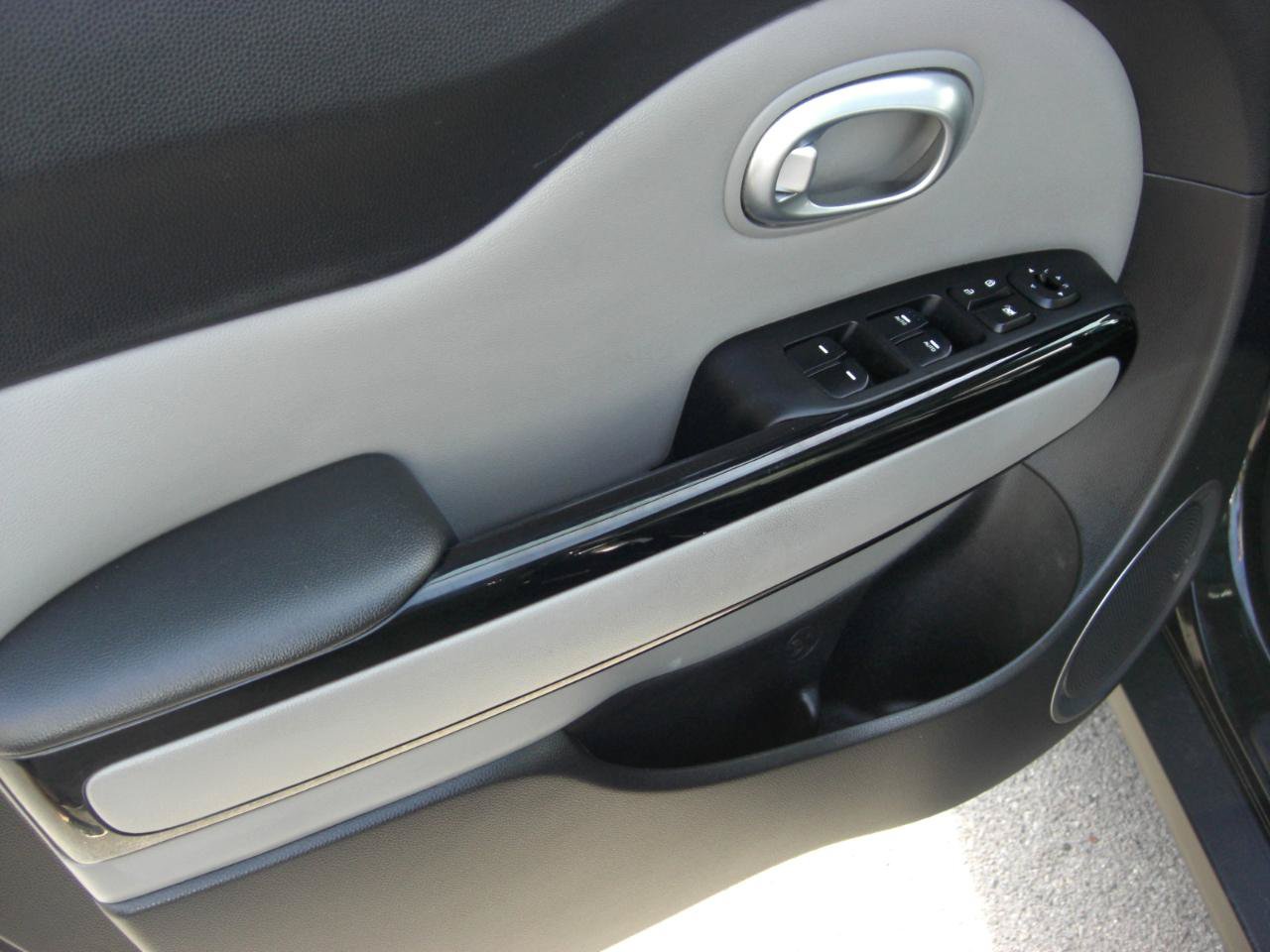 Used 2016 Kia Soul + w/ Primo Package FWD image 22