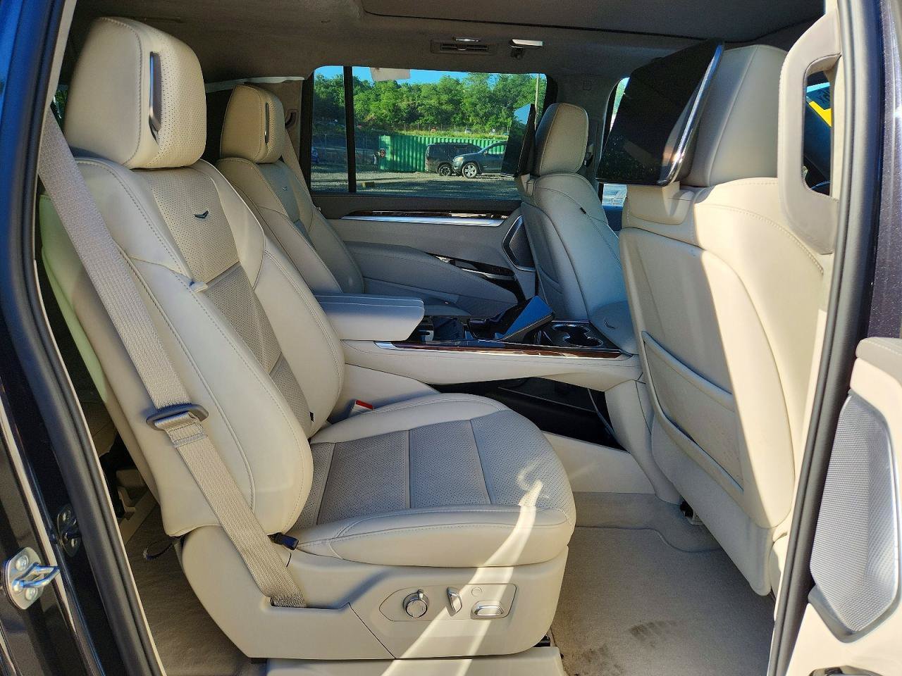 Used 2026 Cadillac Escalade ESV Platinum Luxury AWD/4WD image 9