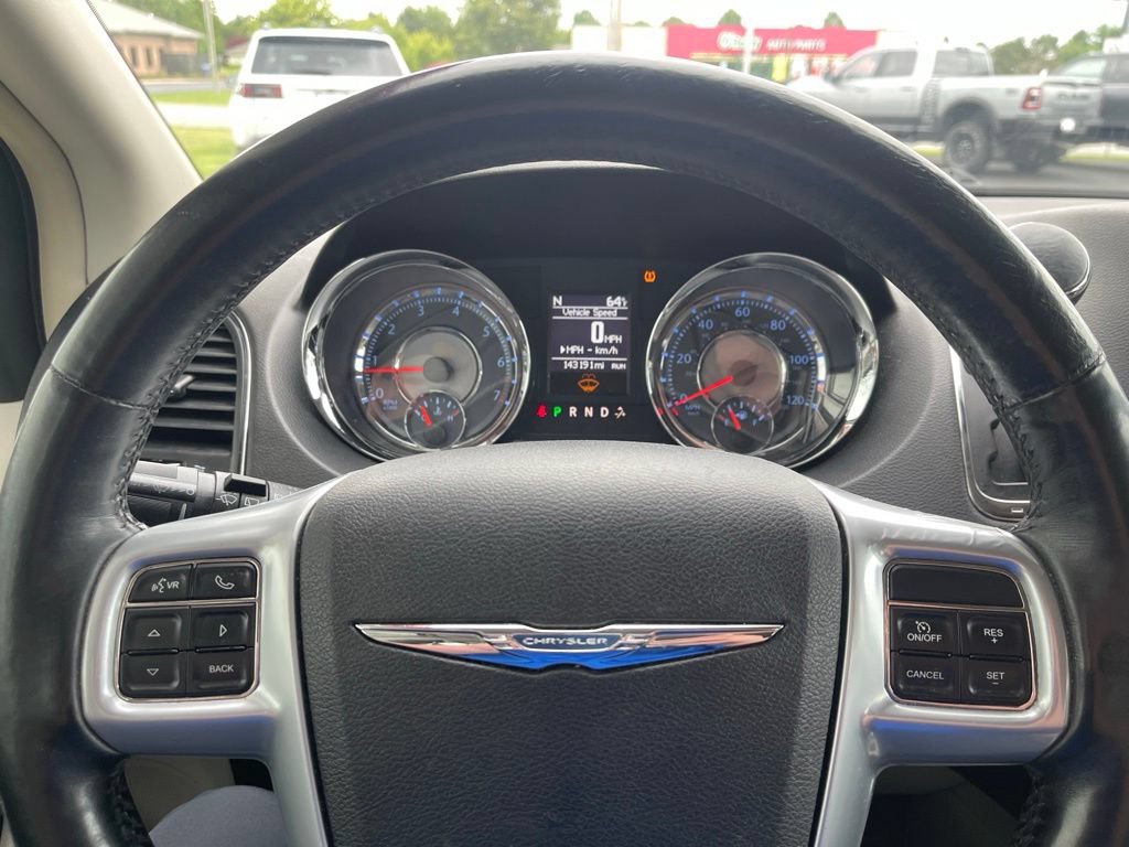 Used 2013 Chrysler Town & Country Touring-L w/ Driver Convenience Group FWD image 17