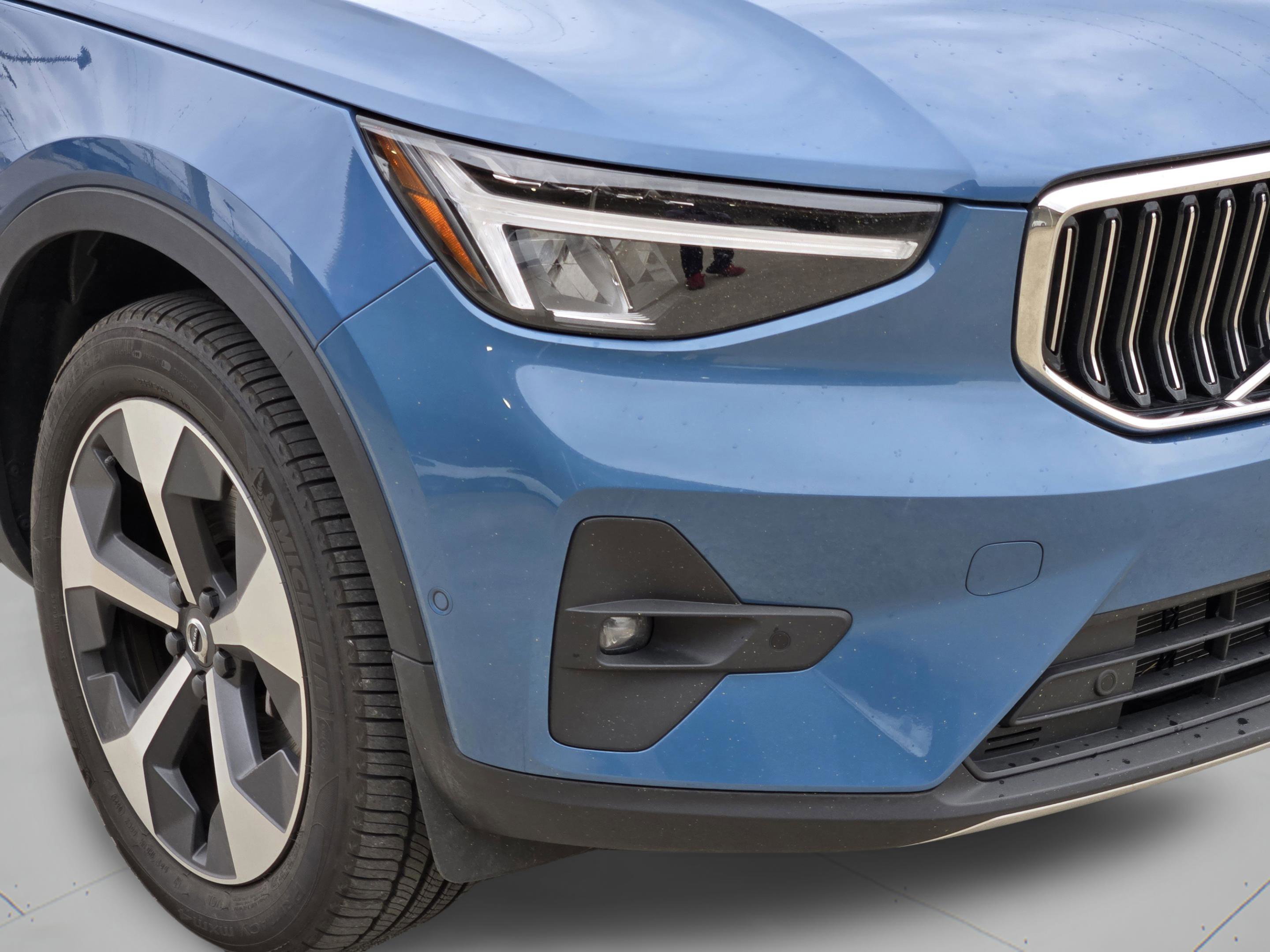 Used 2025 Volvo XC40 B5 Plus image 13