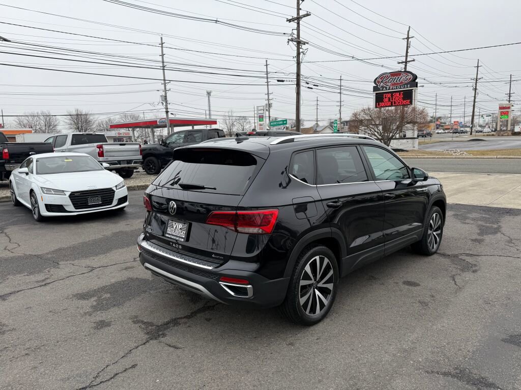Used 2023 Volkswagen Taos SE w/ Panoramic Sunroof Package image 7