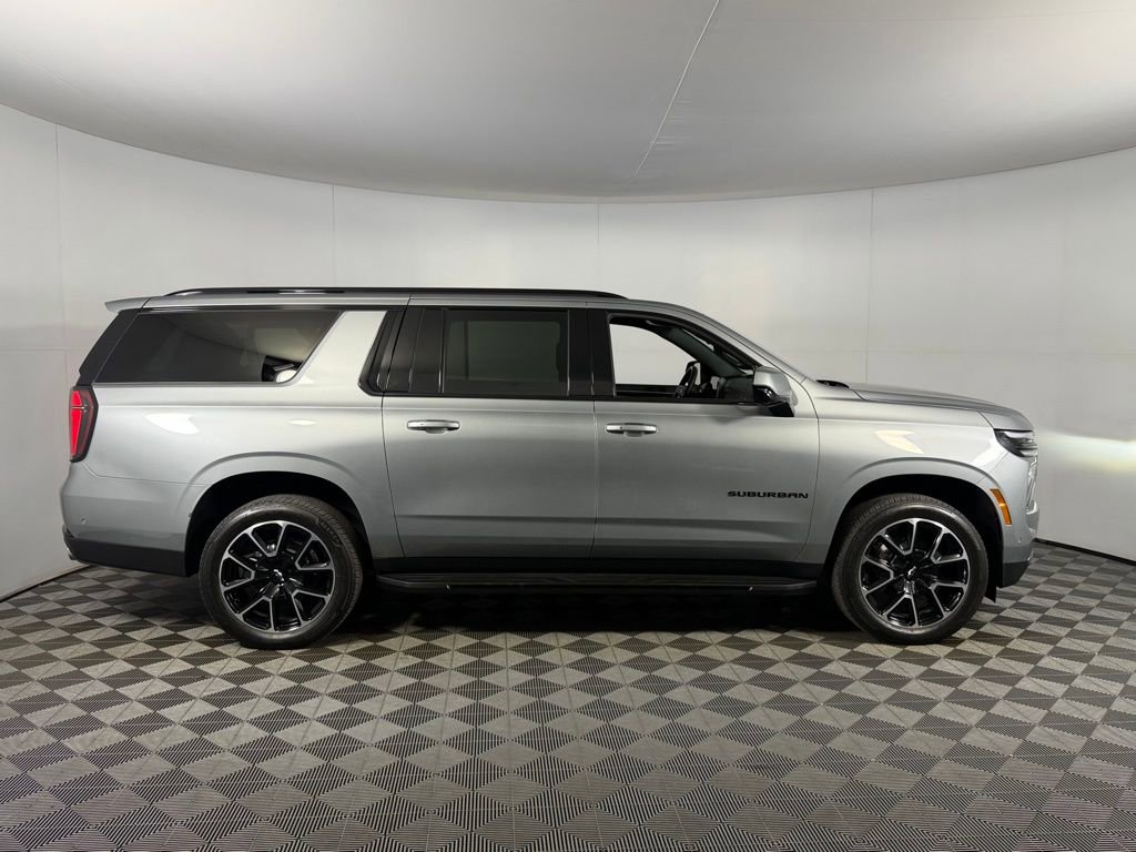 Used 2025 Chevrolet Suburban RST RWD image 5