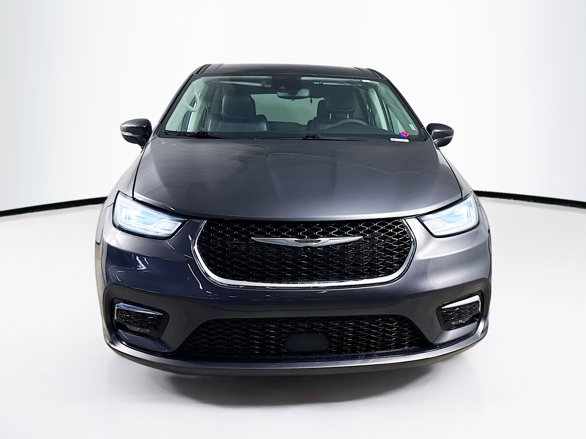 Used 2023 Chrysler Pacifica Touring-L FWD image 3