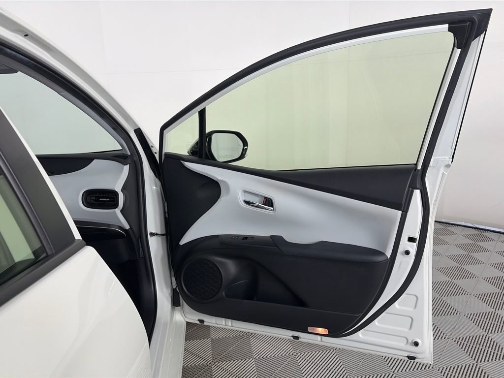 Used 2020 Toyota Prius LE w/ Carpet Mat Package image 28