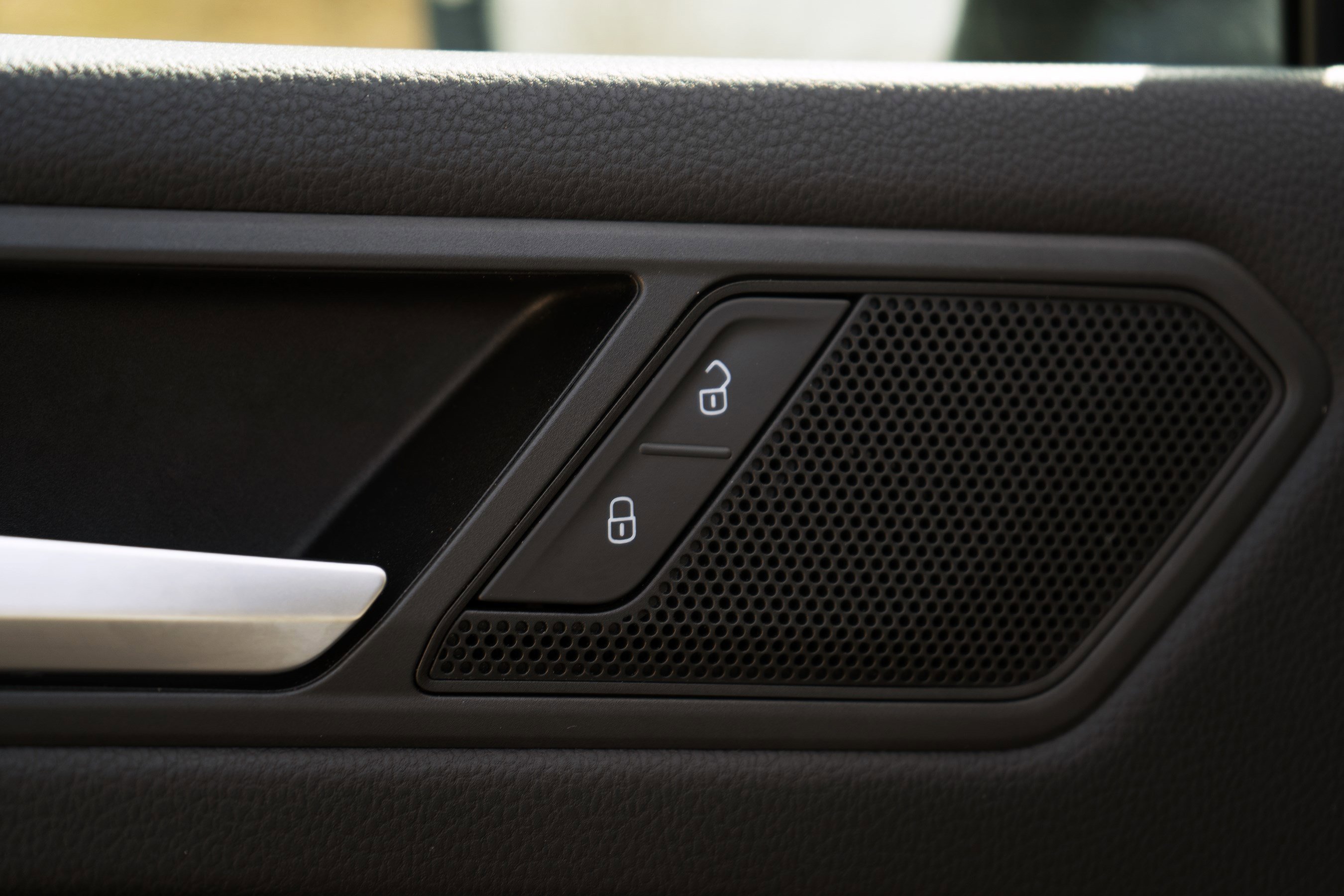 Used 2020 Volkswagen Tiguan SE w/ Panoramic Sunroof Package image 37