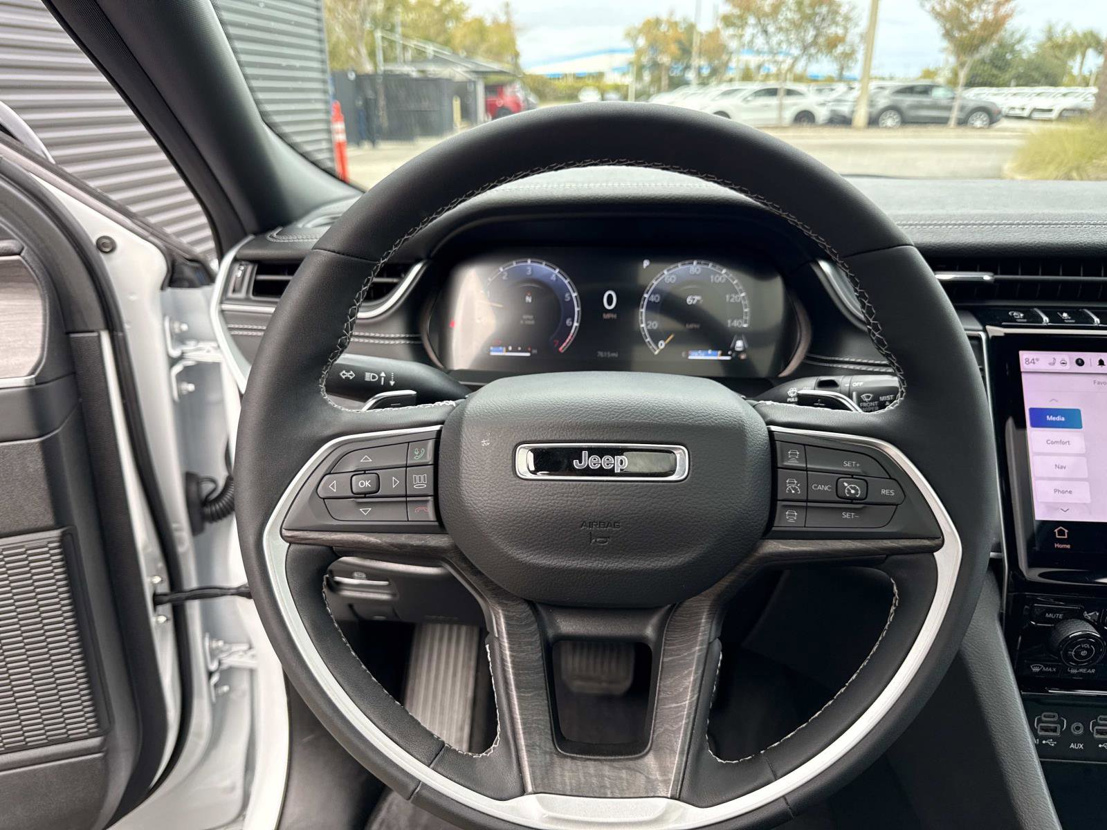 Used 2025 Jeep Grand Cherokee Limited w/ Black Appearance Package image 31