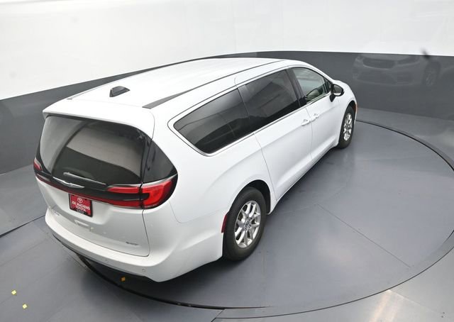 Used 2023 Chrysler Pacifica Touring-L FWD image 19