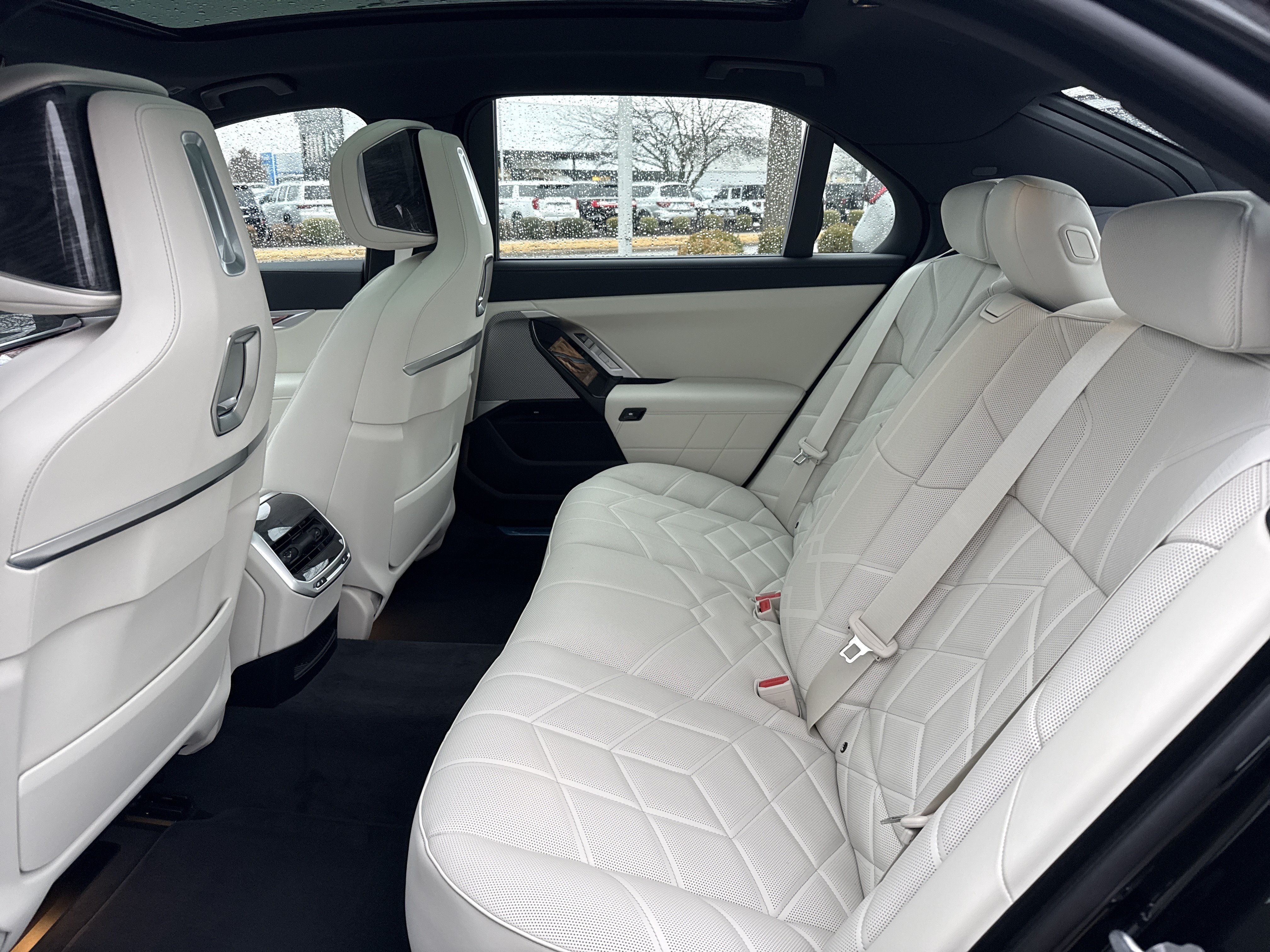 New 2026 BMW 750e xDrive AWD/4WD image 11