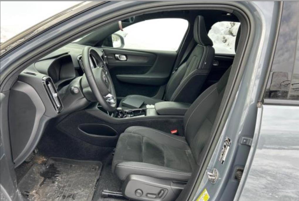 Used 2023 Volvo XC40 Recharge Ultimate image 24