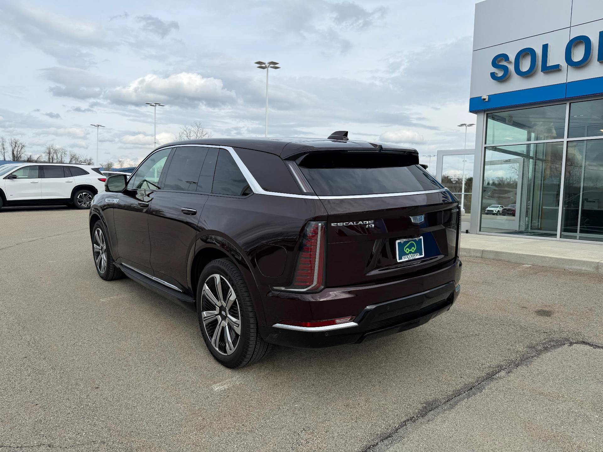 Certified 2025 Cadillac Escalade IQ Luxury 2 w/ LPO, Premium Carpet Package AWD/4WD image 4