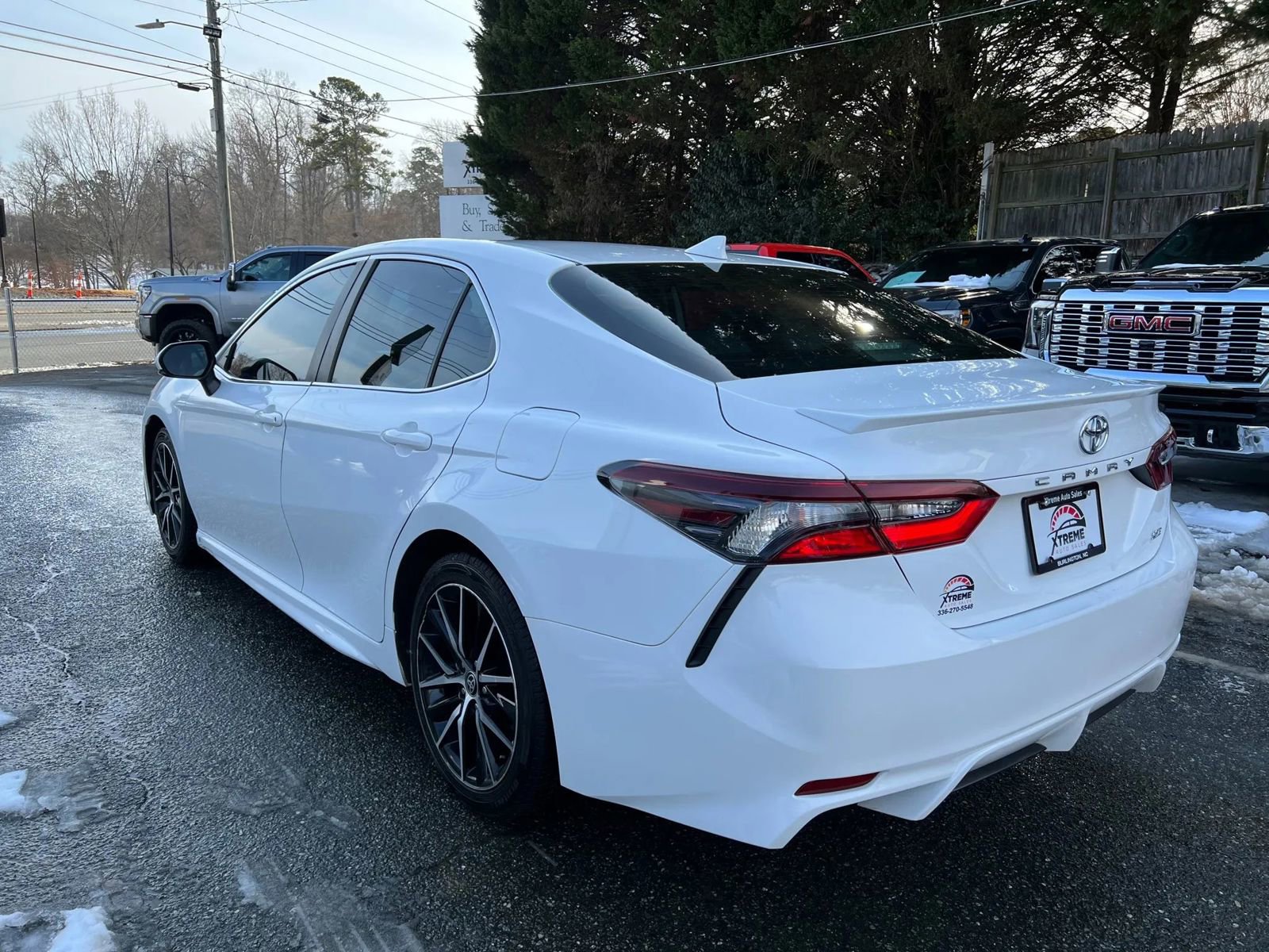 Used 2022 Toyota Camry SE image 6