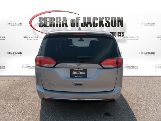 Used 2020 Chrysler Pacifica Touring w/ Tire & Wheel Group FWD image 7