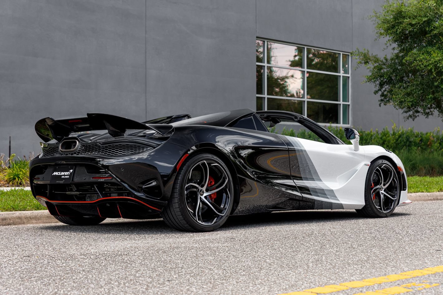 Used 2024 McLaren 750S Spider RWD image 11