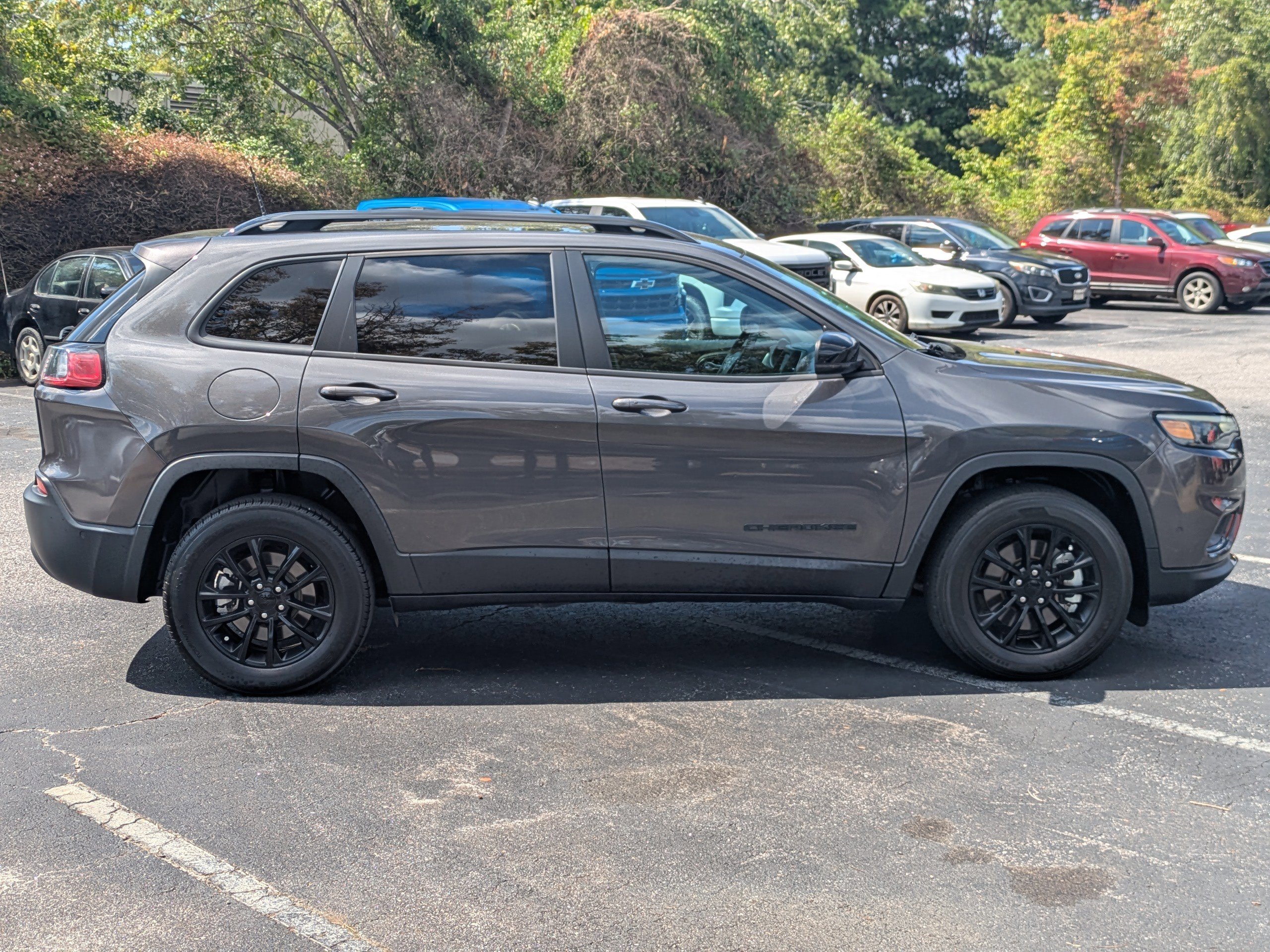 Used 2023 Jeep Cherokee Altitude Lux image 3