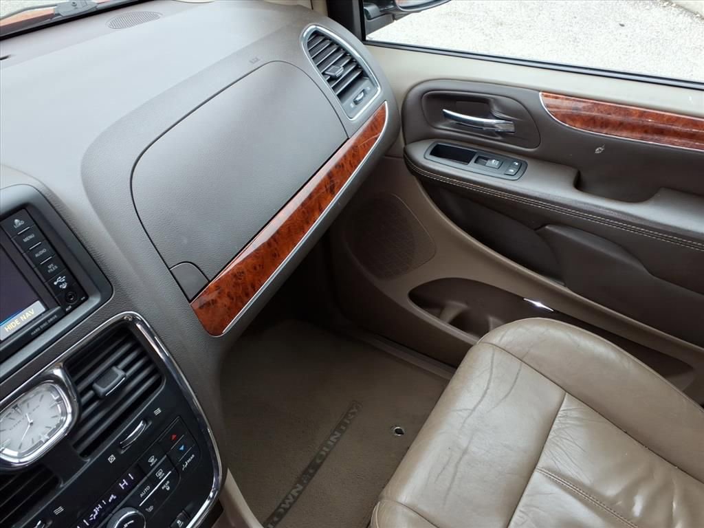 Used 2016 Chrysler Town & Country Limited Platinum image 26