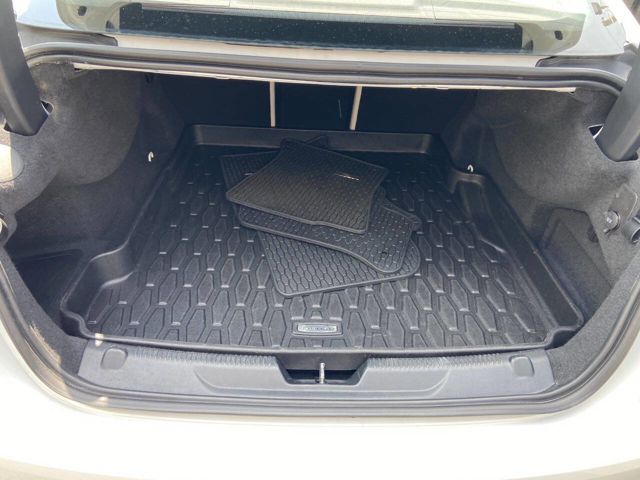 Used 2018 Jaguar XE Premium image 21