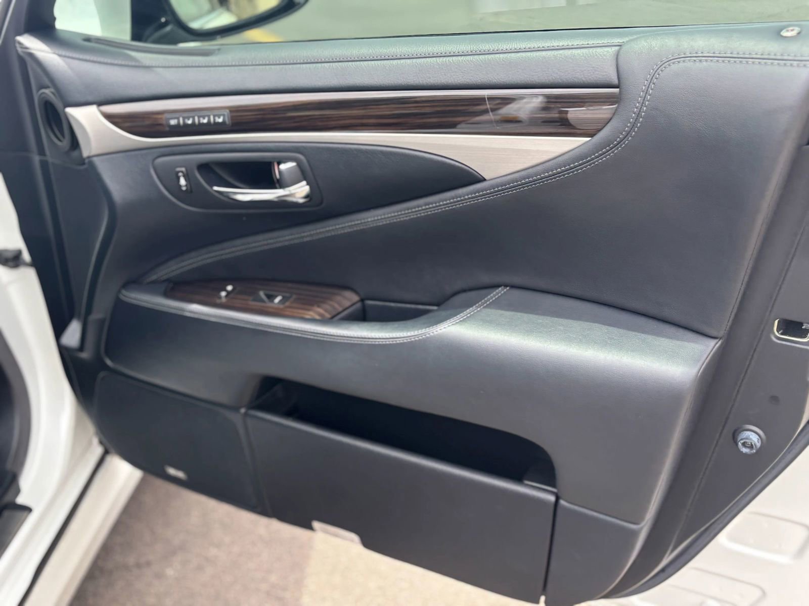 Used 2013 Lexus LS 460 w/ Comfort Pkg RWD image 12