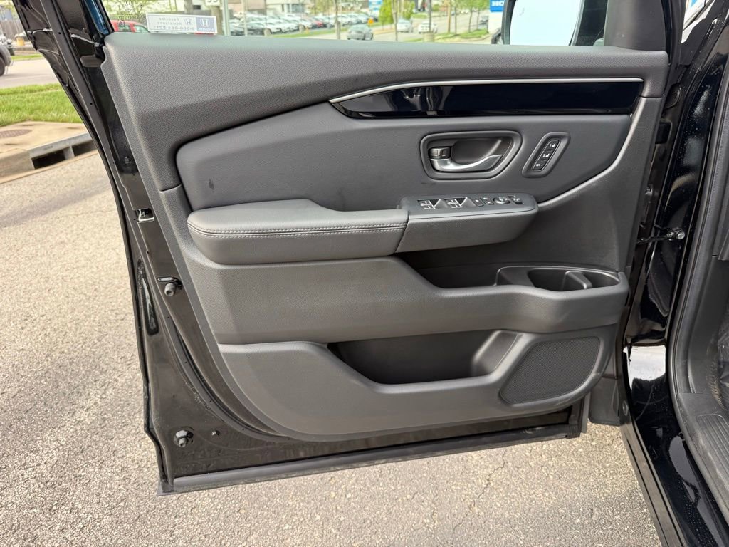 Used 2025 Honda Pilot EX-L image 17