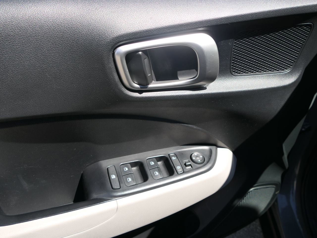 Used 2023 Hyundai Venue SEL image 13