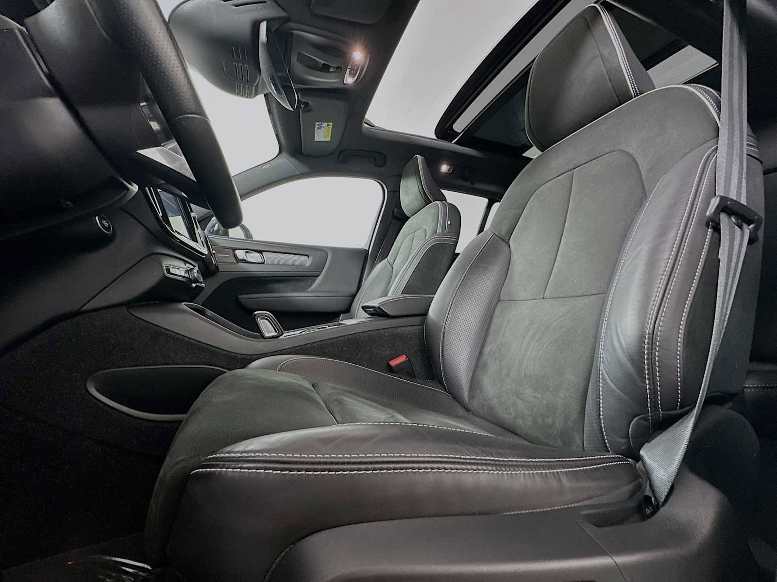 Used 2021 Volvo XC40 T5 R-Design image 19