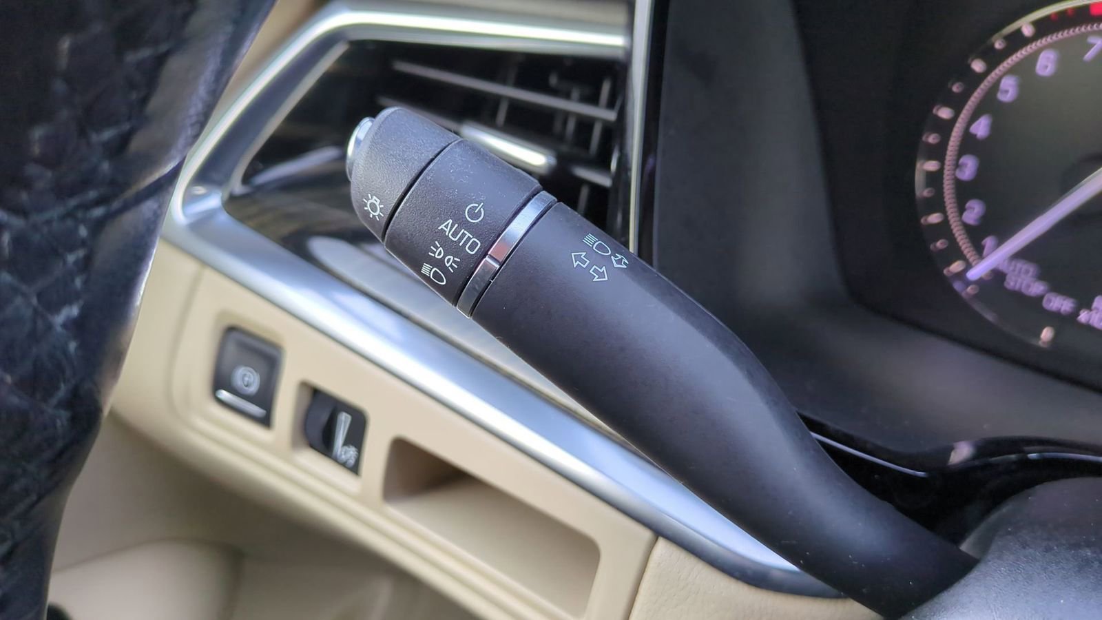 Used 2019 Cadillac XT5 FWD image 25