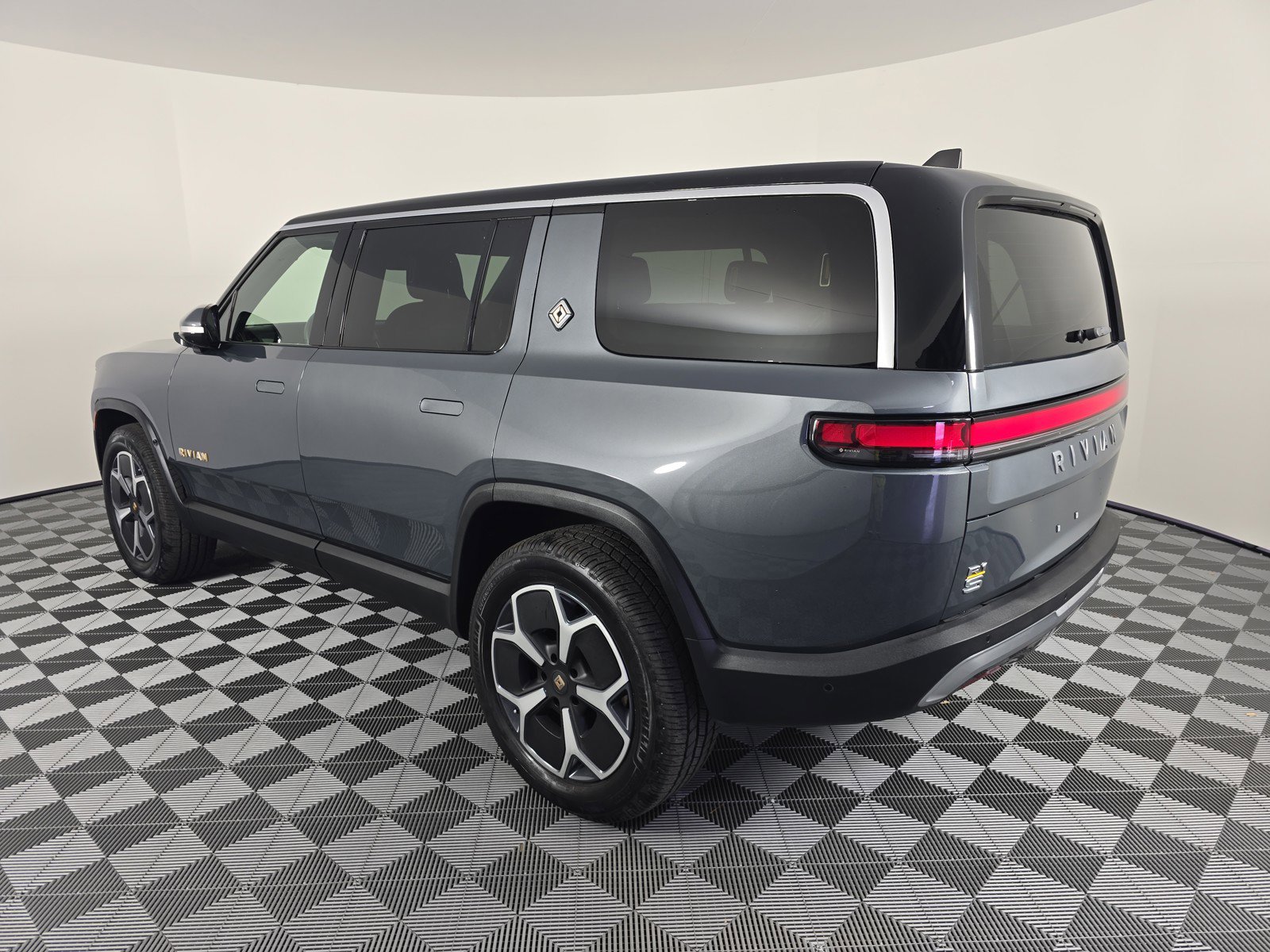 Used 2023 Rivian R1S Adventure image 3