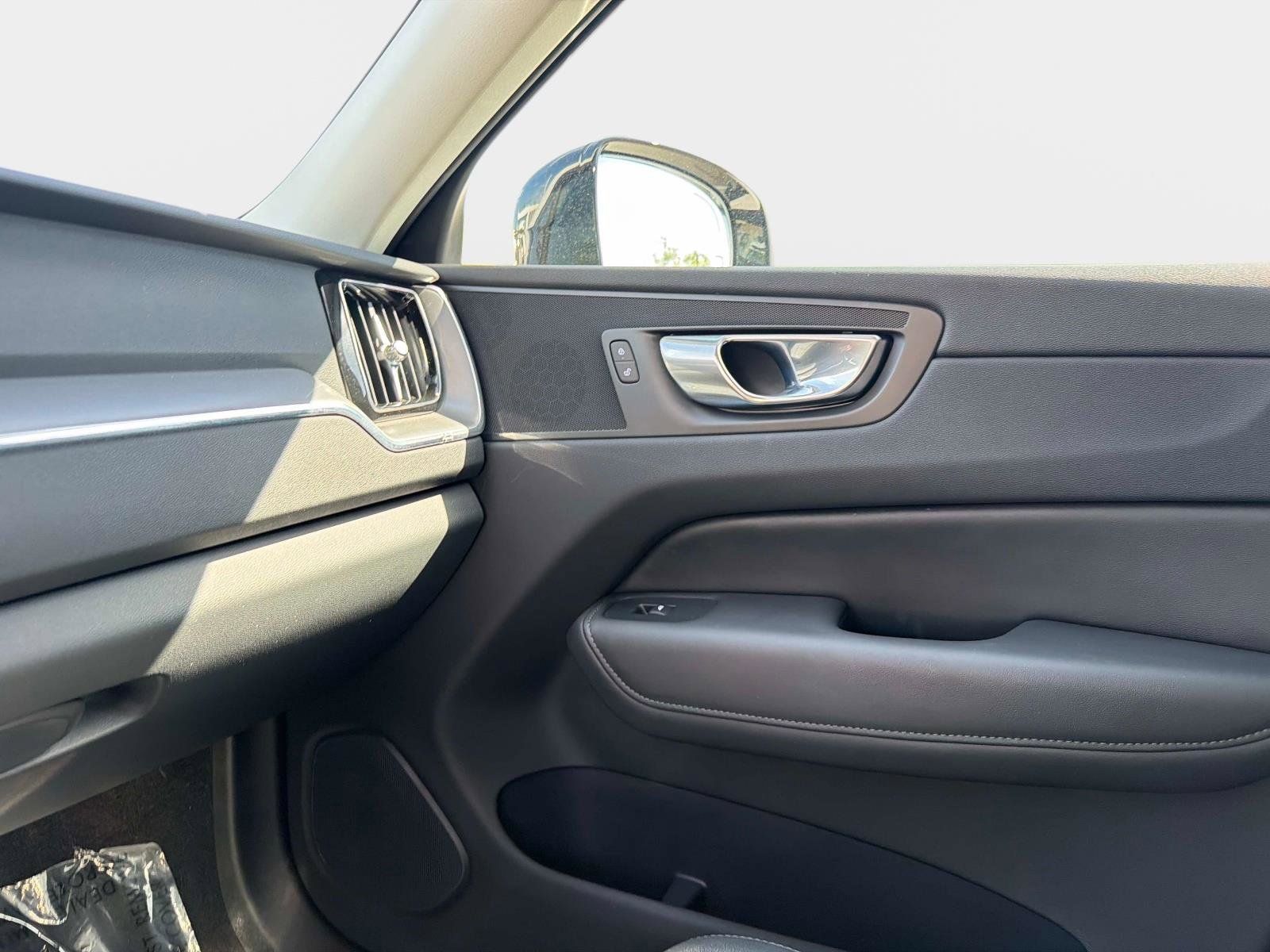 Certified 2025 Volvo XC60 B5 Core image 17