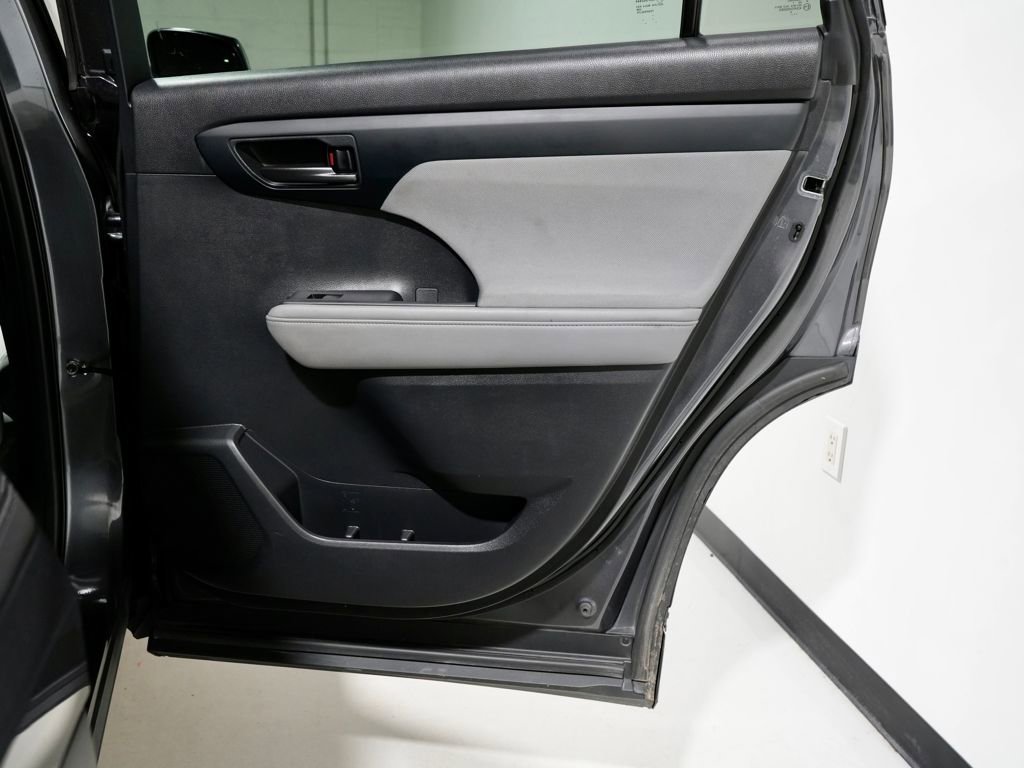 Used 2021 Toyota Highlander LE image 31