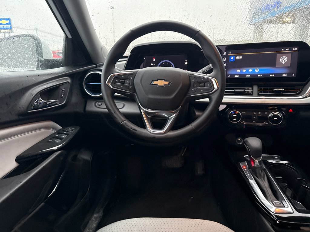Used 2025 Chevrolet Trax LT w/ LT Convenience Package image 16
