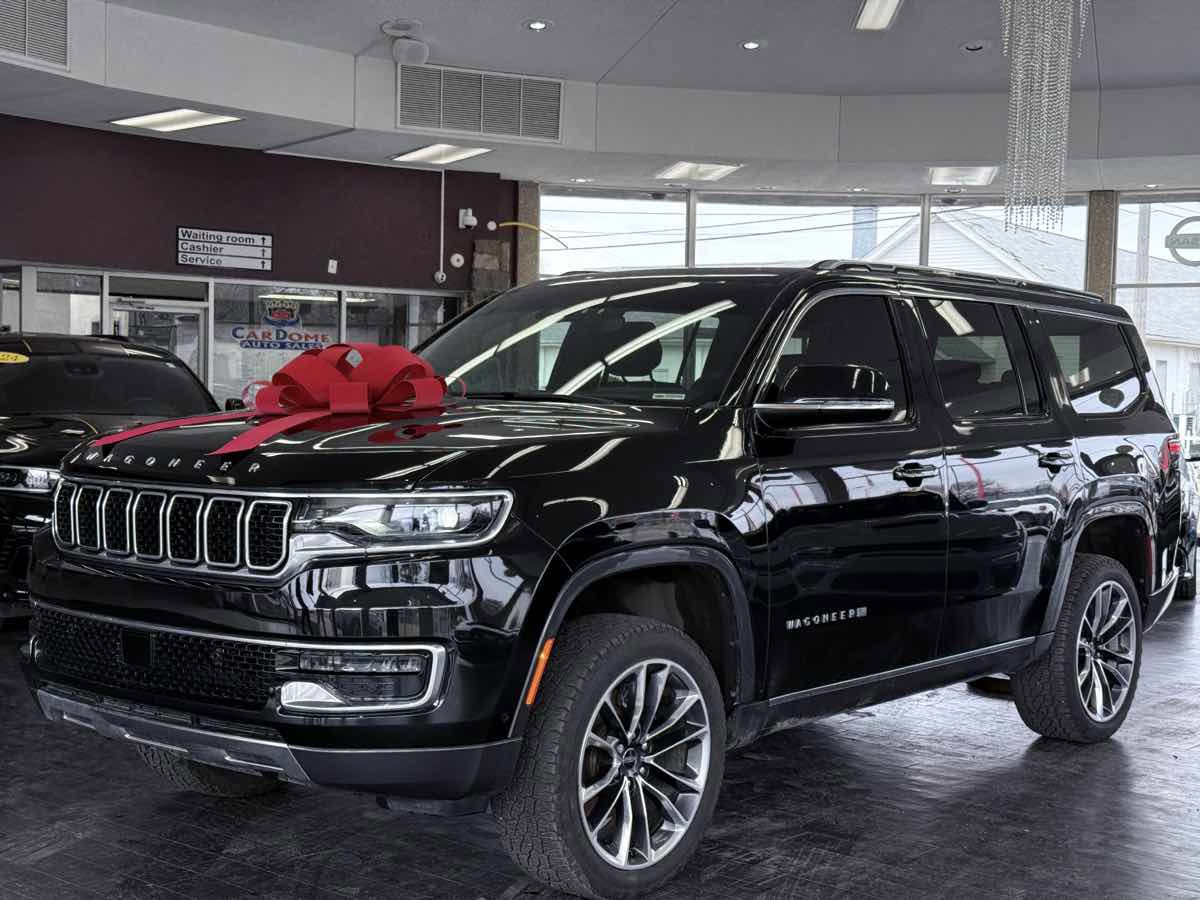 Used 2022 Jeep Wagoneer Series III w/ Premium Group I AWD/4WD image 2