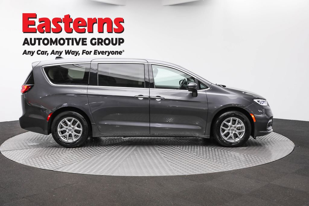 Used 2023 Chrysler Pacifica Touring-L FWD image 4