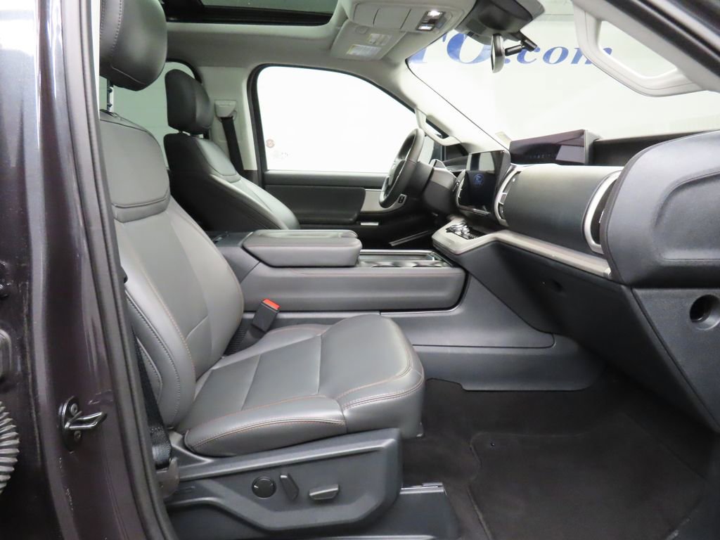 Used 2025 Ford Expedition Active image 34