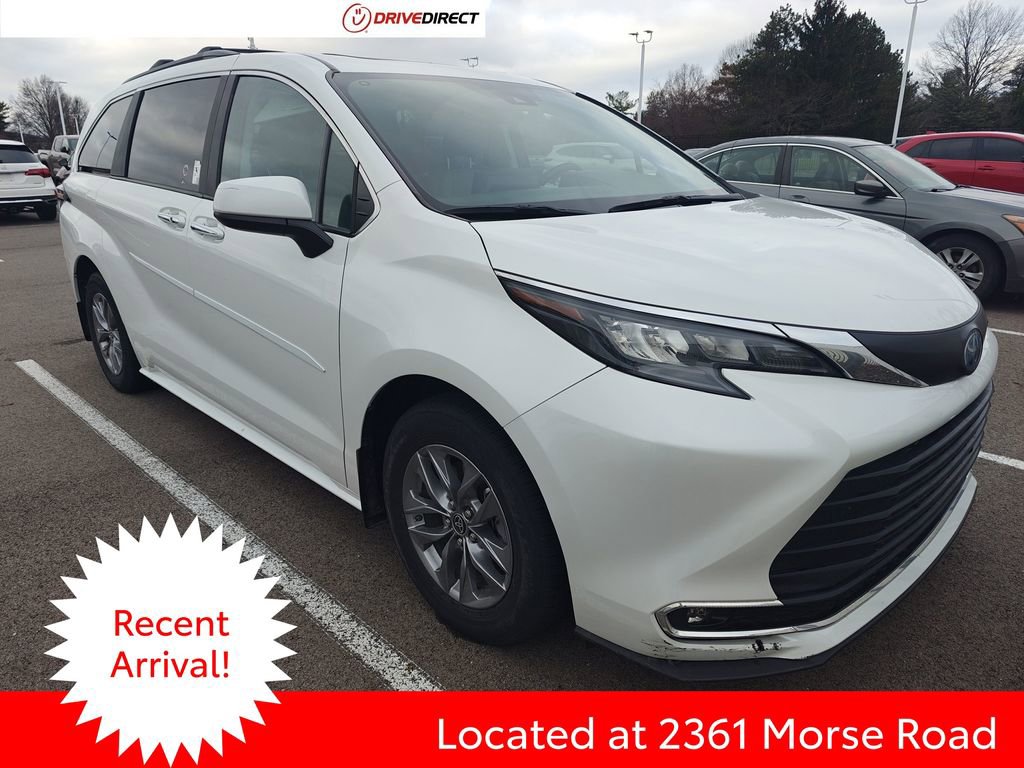 Used 2024 Toyota Sienna XLE w/ XLE Plus Package image 1