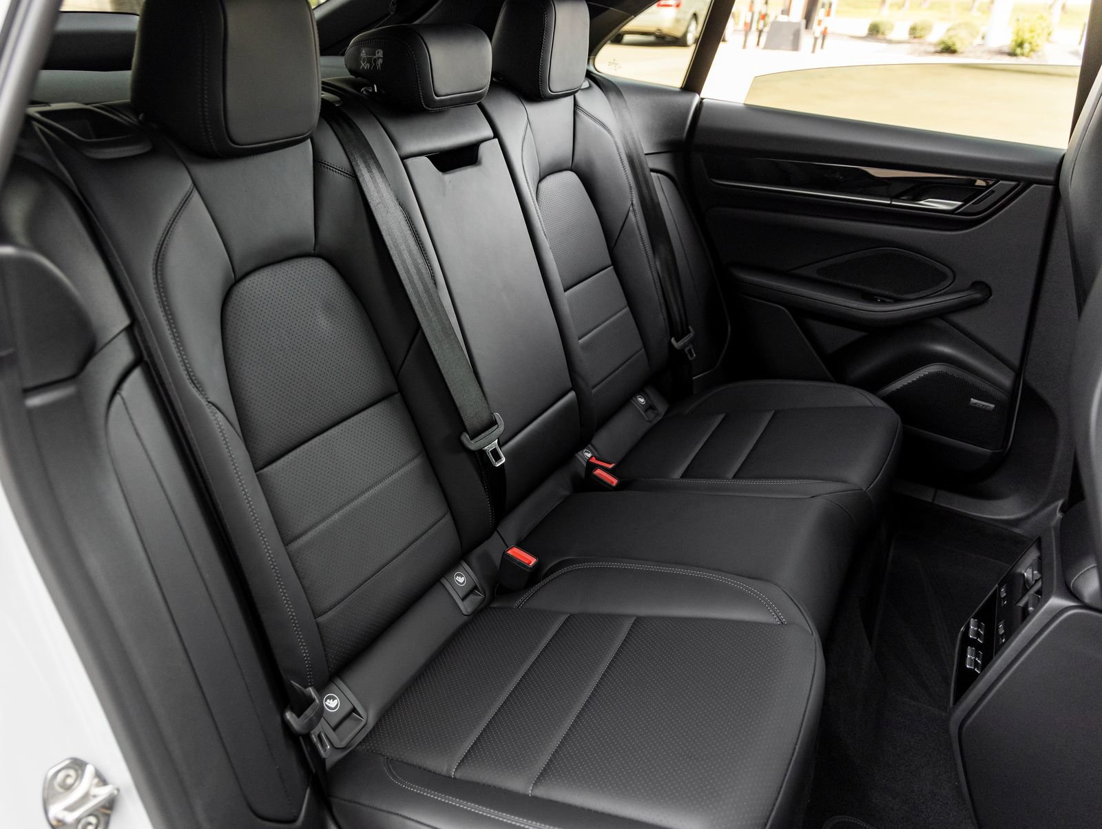 Certified 2026 Porsche Macan 4 Electric AWD/4WD image 39
