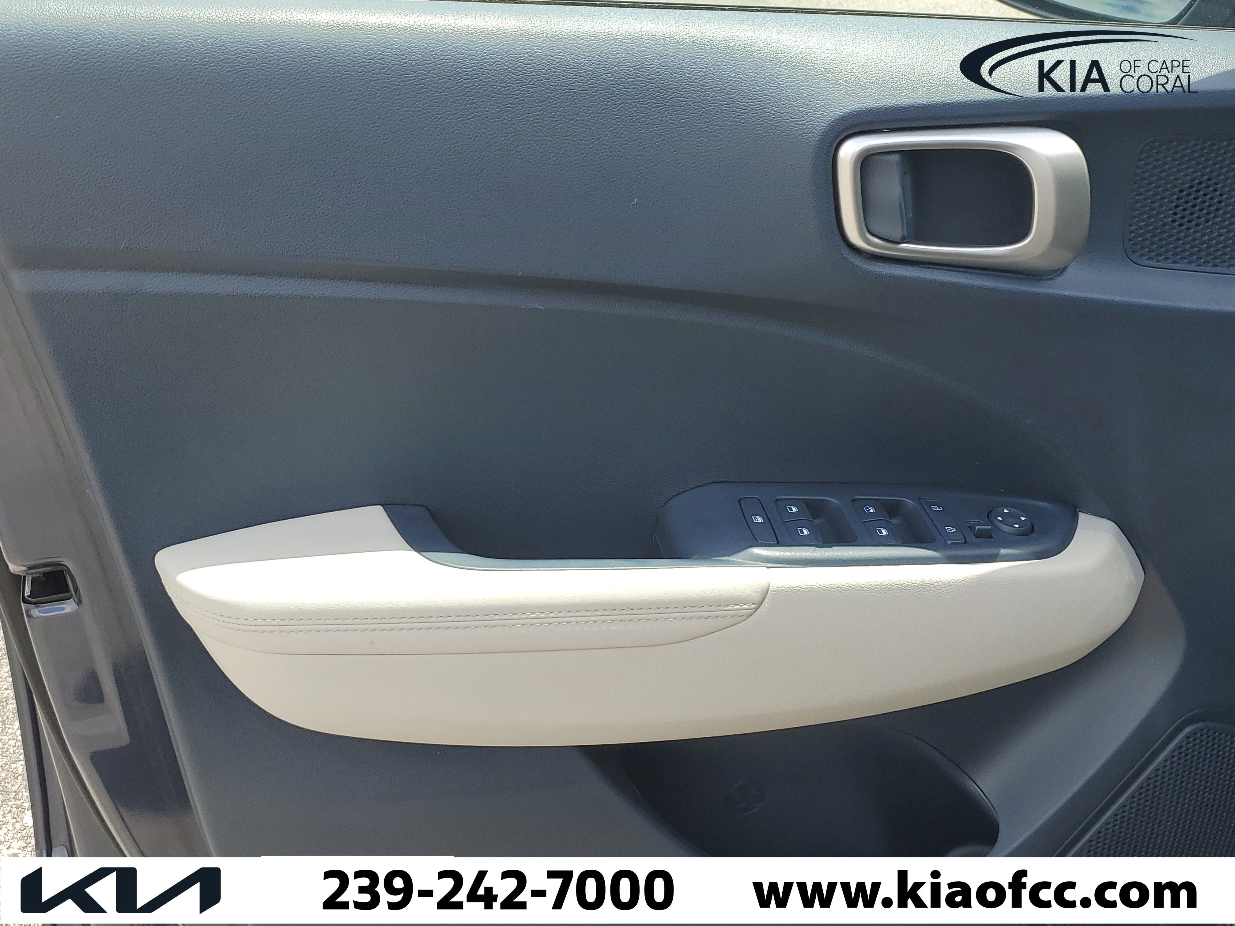 Used 2023 Hyundai Venue Limited w/ Cargo Package FWD image 18